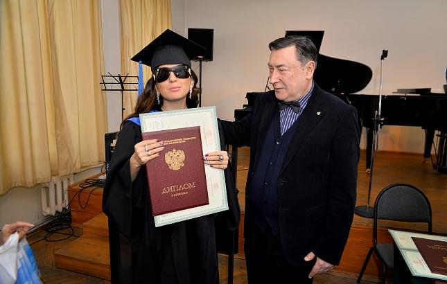 Певица Диана Гурцкая получила красный диплом МГУ