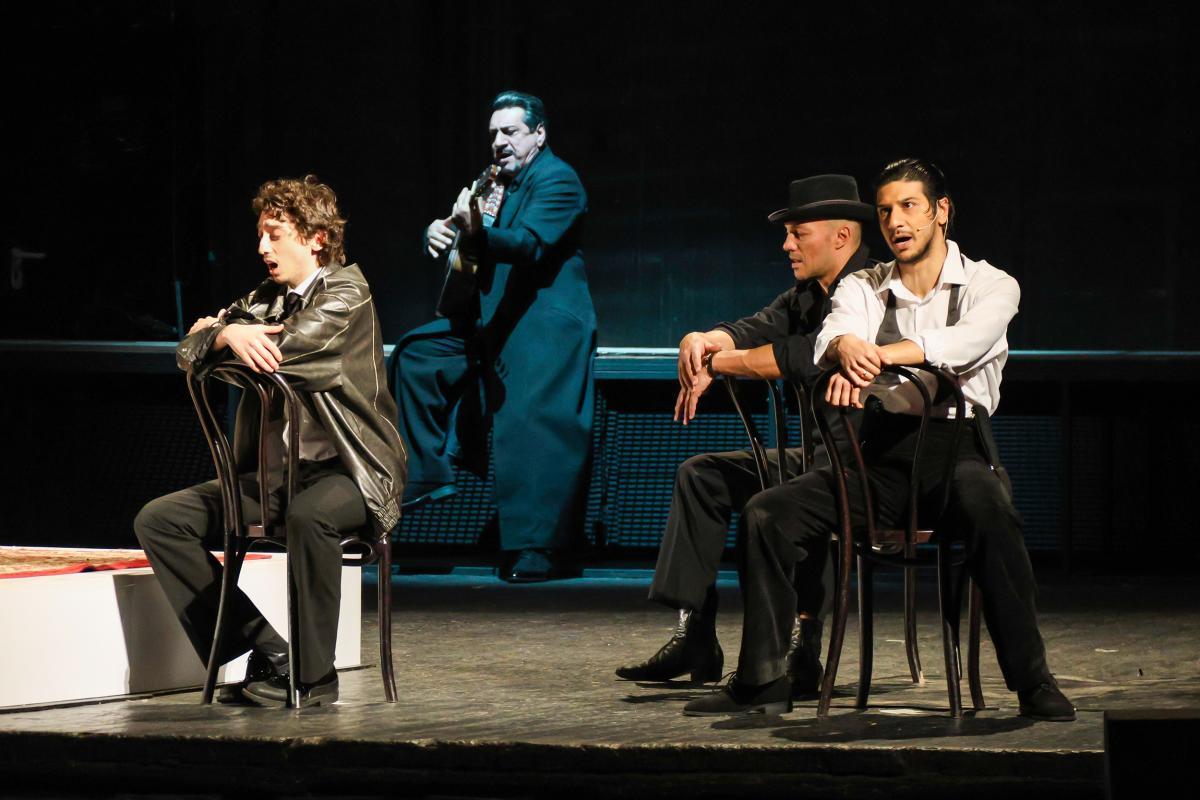 «Табор уходит в небо»: в Цыганском театре «Ромэн» показали эскиз культовой истории в неожиданной стилистике