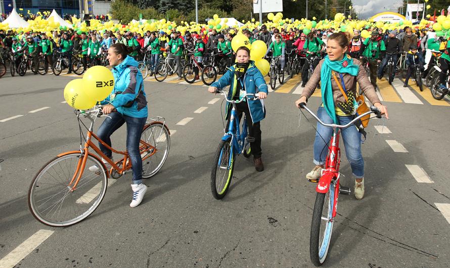 15 тысяч человек проехали по центру Москвы на велосипедах, роликах и скейтбордах
