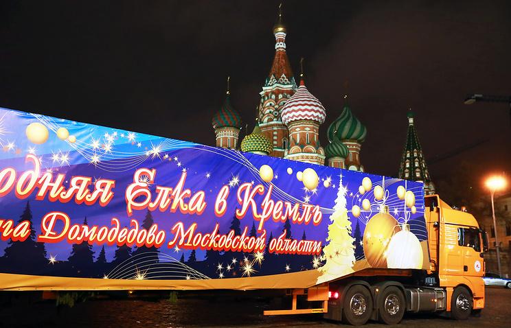Главную новогоднюю ель России доставили в Московский Кремль