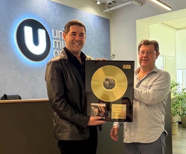 Компания UMG наградила Александра Ломинского золотым диском за сто миллионов прослушиваний на стриминговых платформах