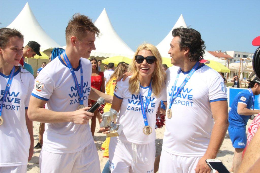  Команда звезд разгромила конкурсантов на матче по пляжному футболу