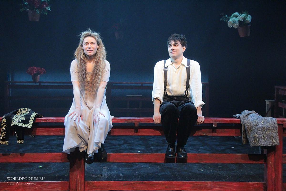 Прекрасная и прелестная «Дурочка» на Новой сцене Театра Вахтангова: «Чувства кажутся бледнее, когда заключены в словах!» 
