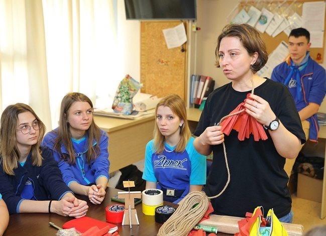 Преподаватель по истории и теории дизайна в Институте современного искусства провела мастер-класс по созданию чучела Масленицы в «Артеке»!