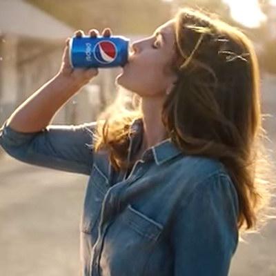 Синди Кроуфорд вновь пересняла рекламу Pepsi 1992 года