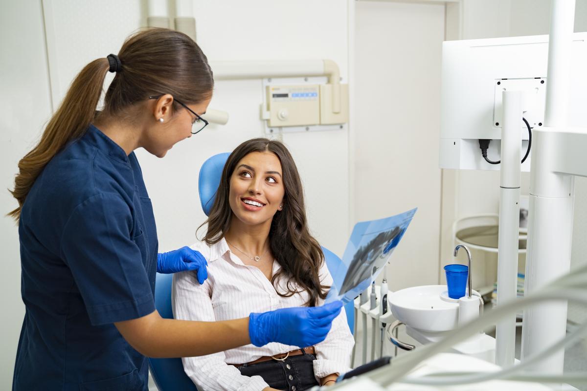 Стоматологи назвали главные «за» и «против» визита в клинику в жару