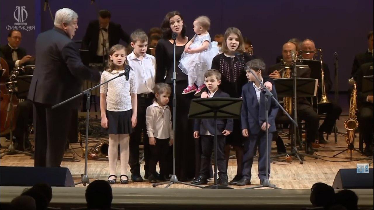 Семеро детей Евгения Цыгановой и Ирины Леоновой выступили на одной сцене с мамой 