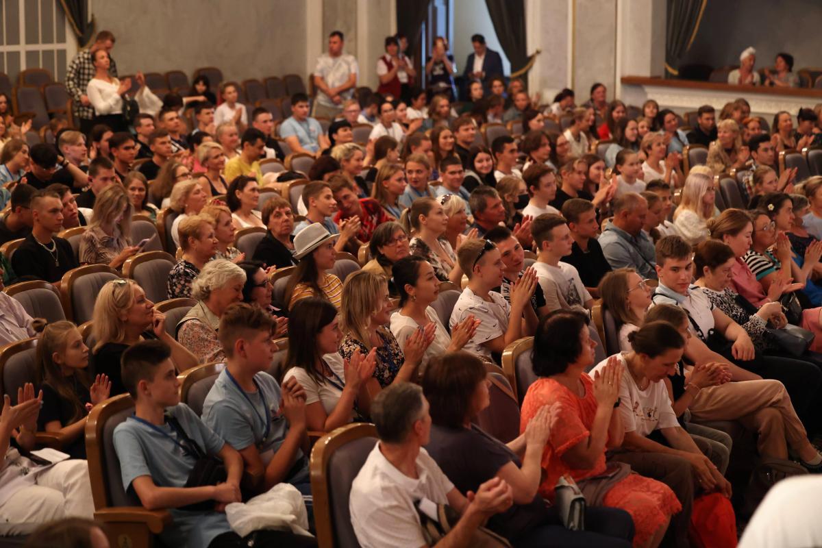 Более десяти тысяч детей Донбасса посетили спектакли с участием юных актеров