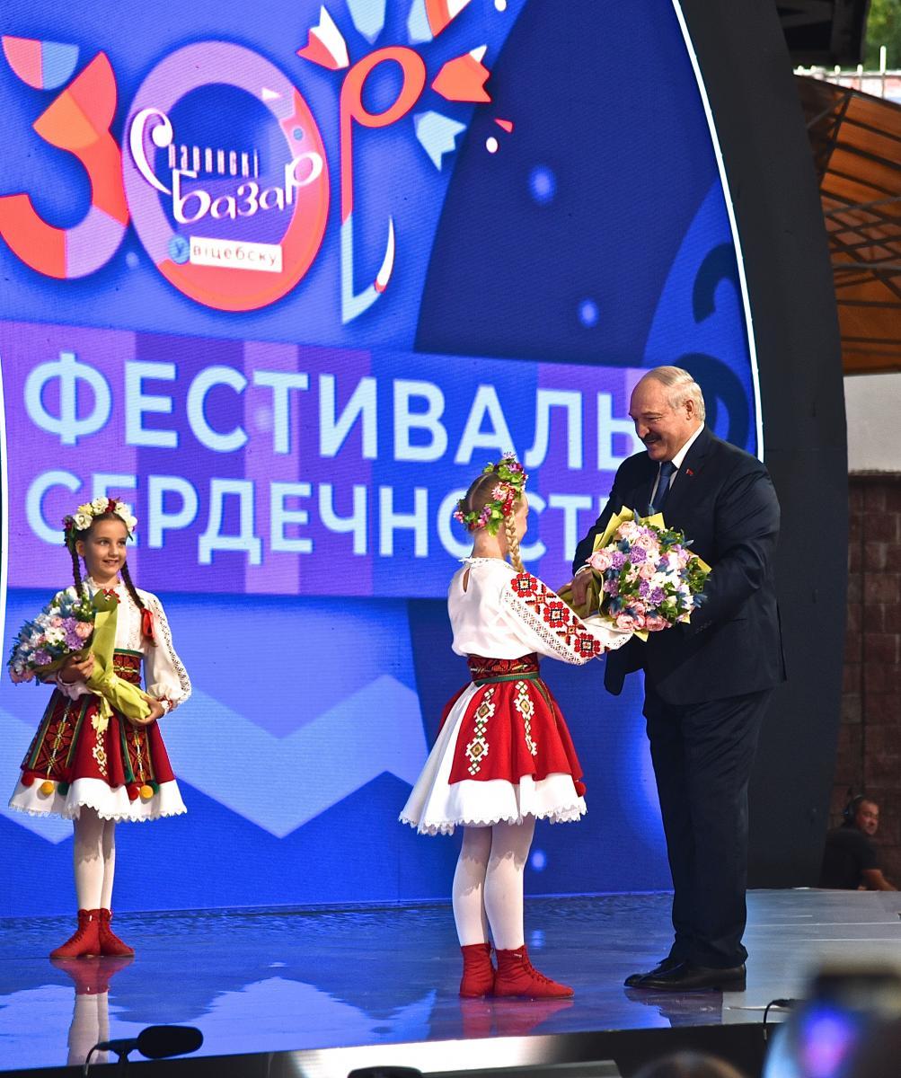Александр Лукашенко вручил премии Союзного государства в области литературы и искусства