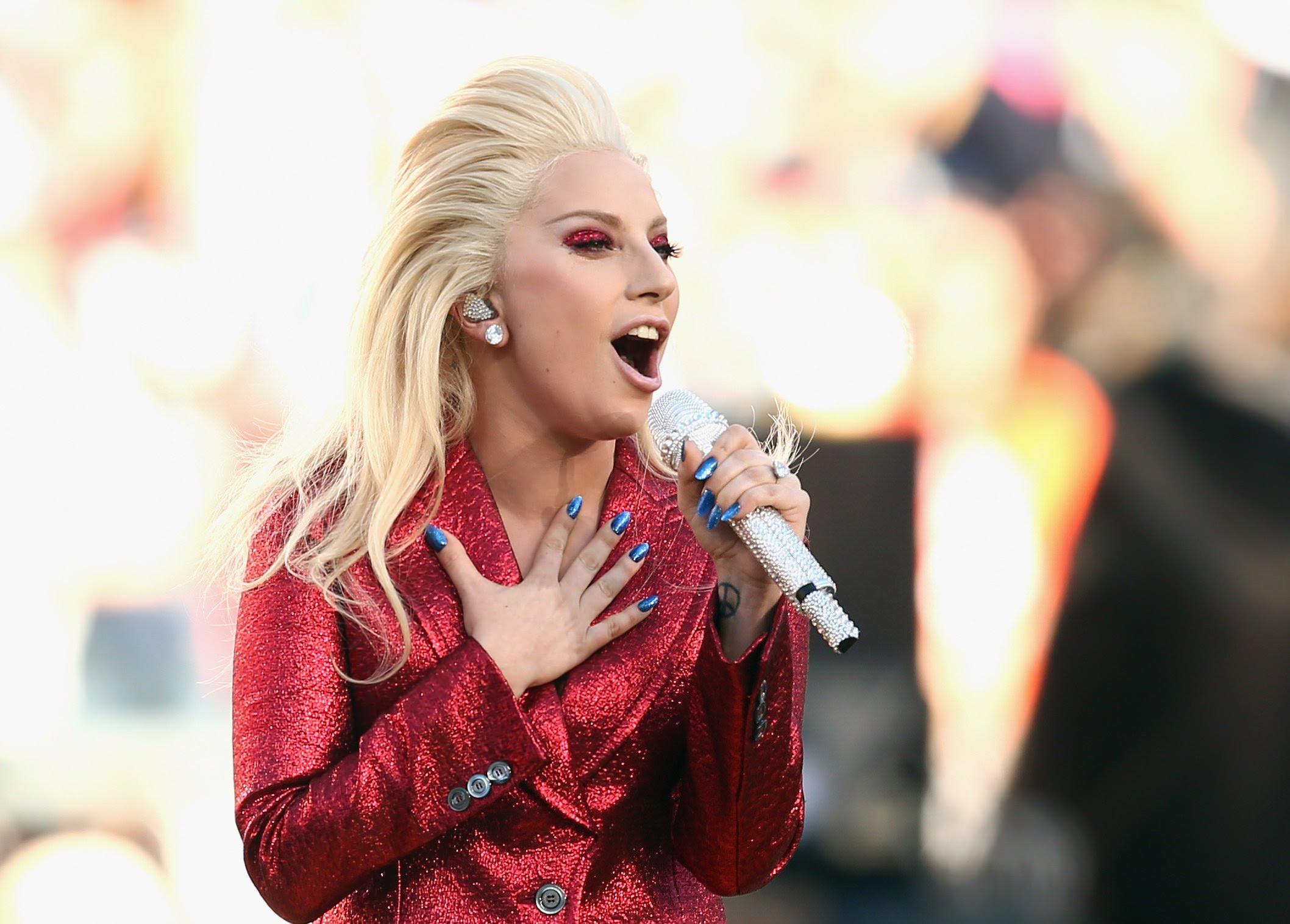 Леди Гага снова отменила концерты в Европе