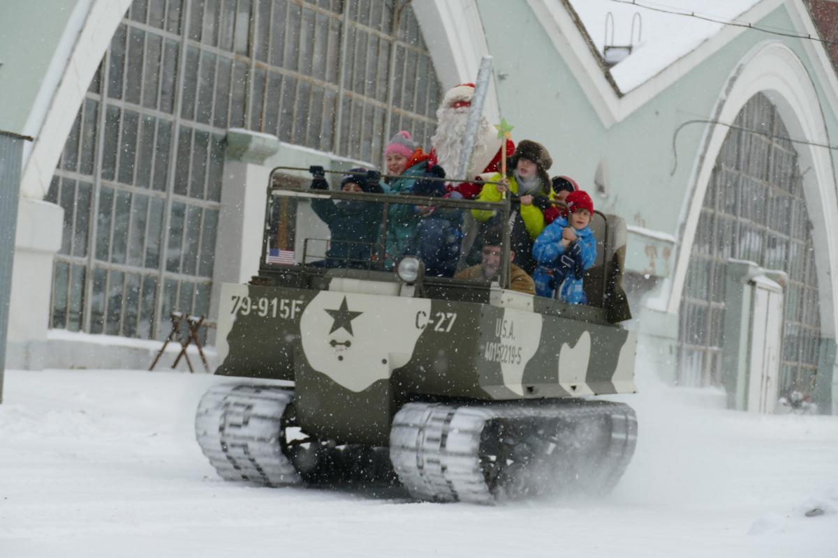 Выставка «Моторы войны» представляет новогодний показ военной техники с участием Деда Мороза