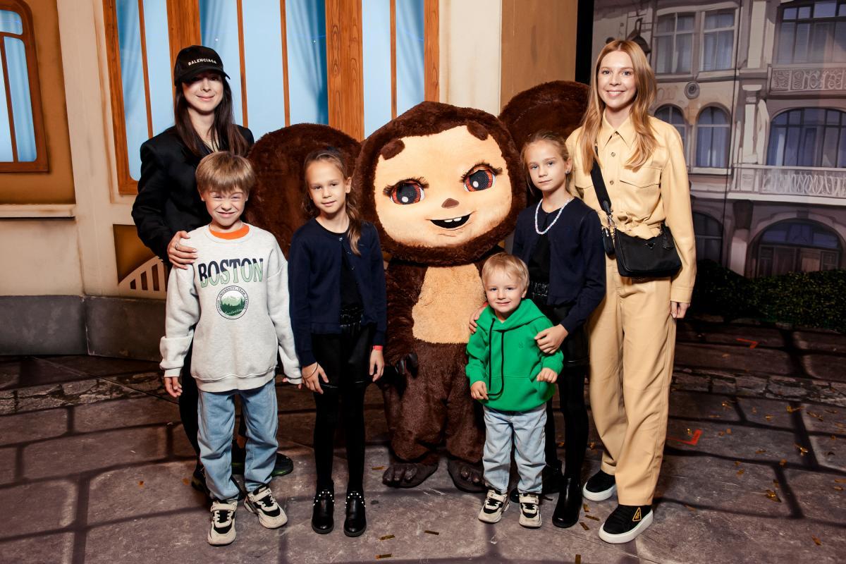 Семейный weekend: звезды с детьми посетили шоу-мюзикл «Чебурашка»