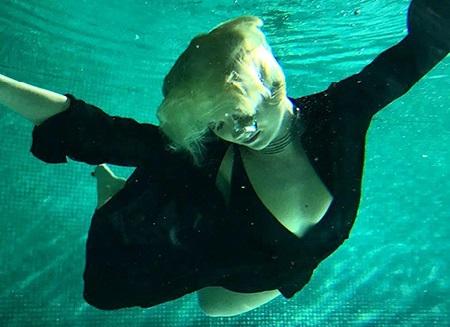 Полина Гагарина ушла под воду 