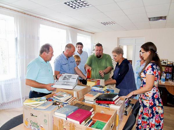Писатели России и ЛНР передают книги прифронтовым населённым пунктам Донбасса