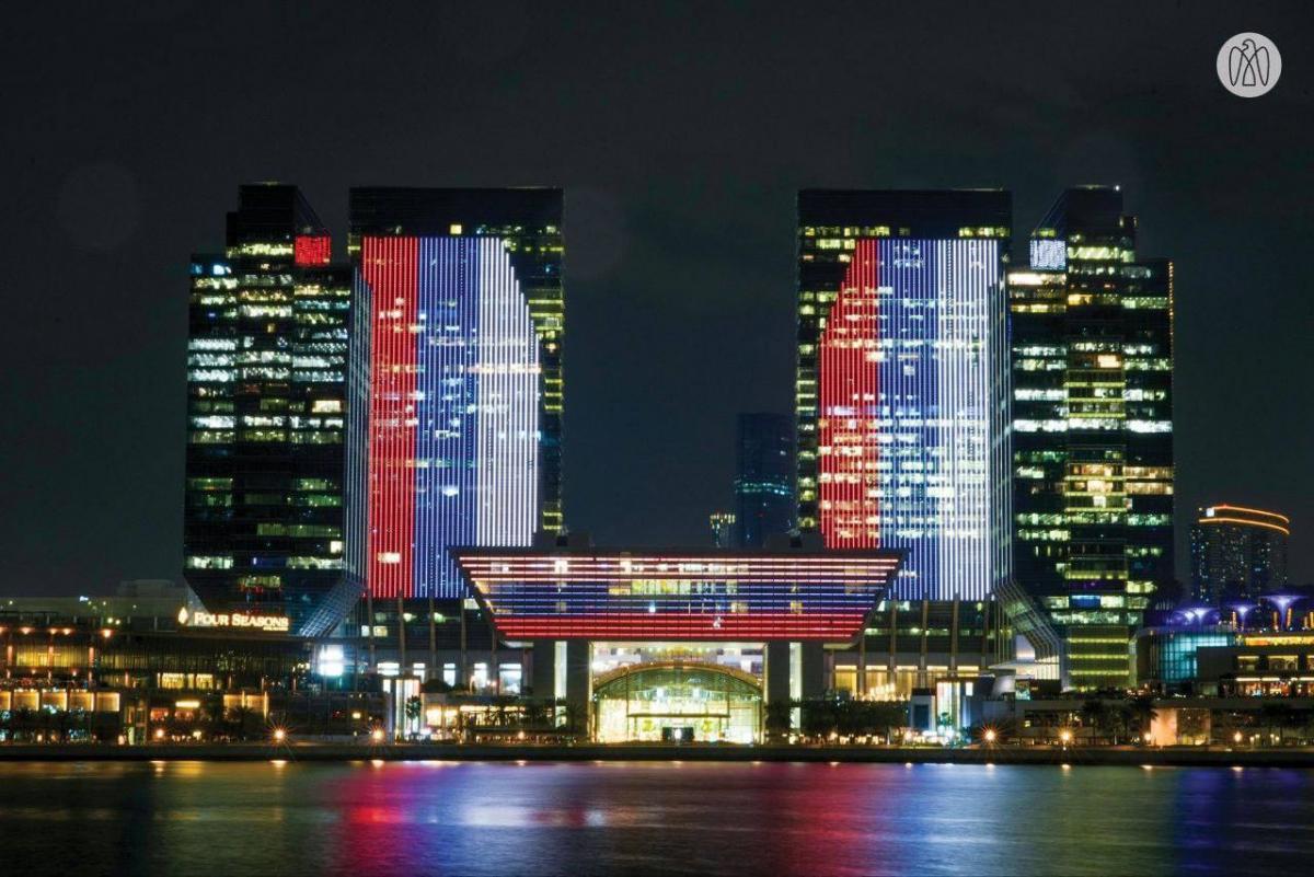 ОАЭ выразили солидарность с Россией: знаковые здания подсветили в цвета Российского флага