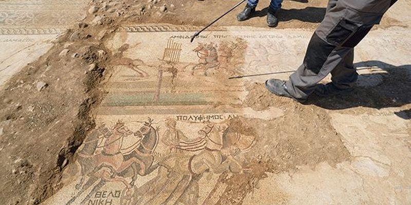 На Кипре обнаружена десятиметровая римская мозаика с изображением скачек