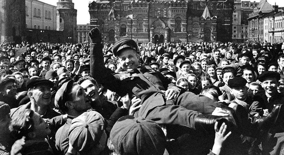 Телеканал &quot;Победа&quot; покажет ранее неизданные кадры с парада 1945 года