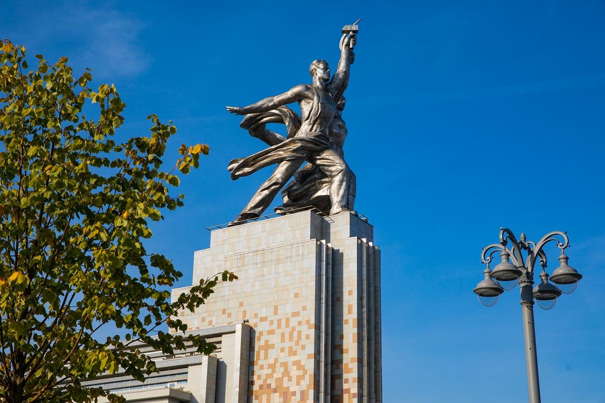 ВДНХ продлевает бесплатные уличные экскурсии о творчестве советского скульптора Веры Мухиной
