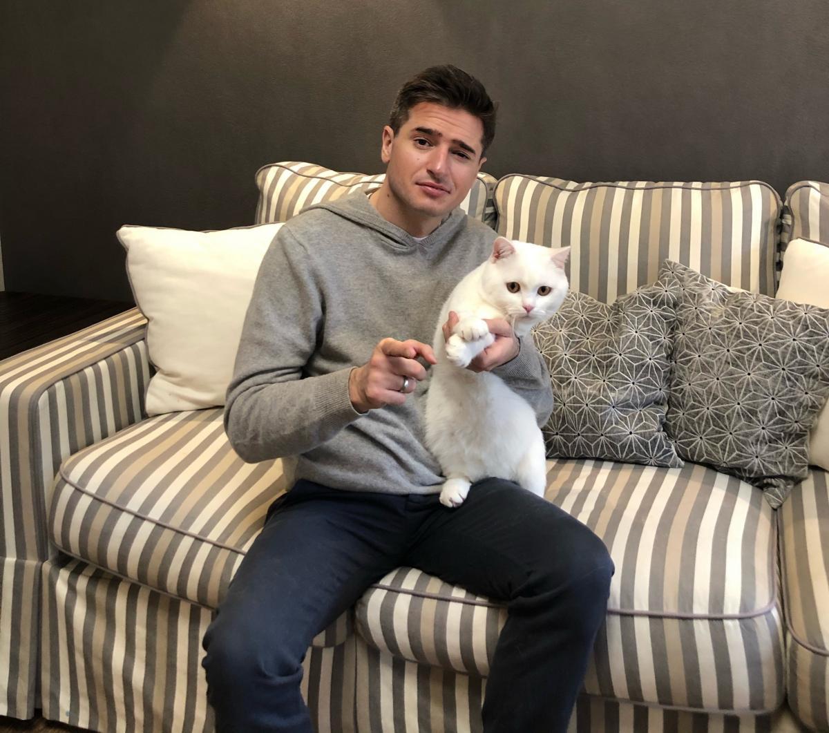Иван Стебунов забрал в свою семью котёнка со съёмок «Стикера»