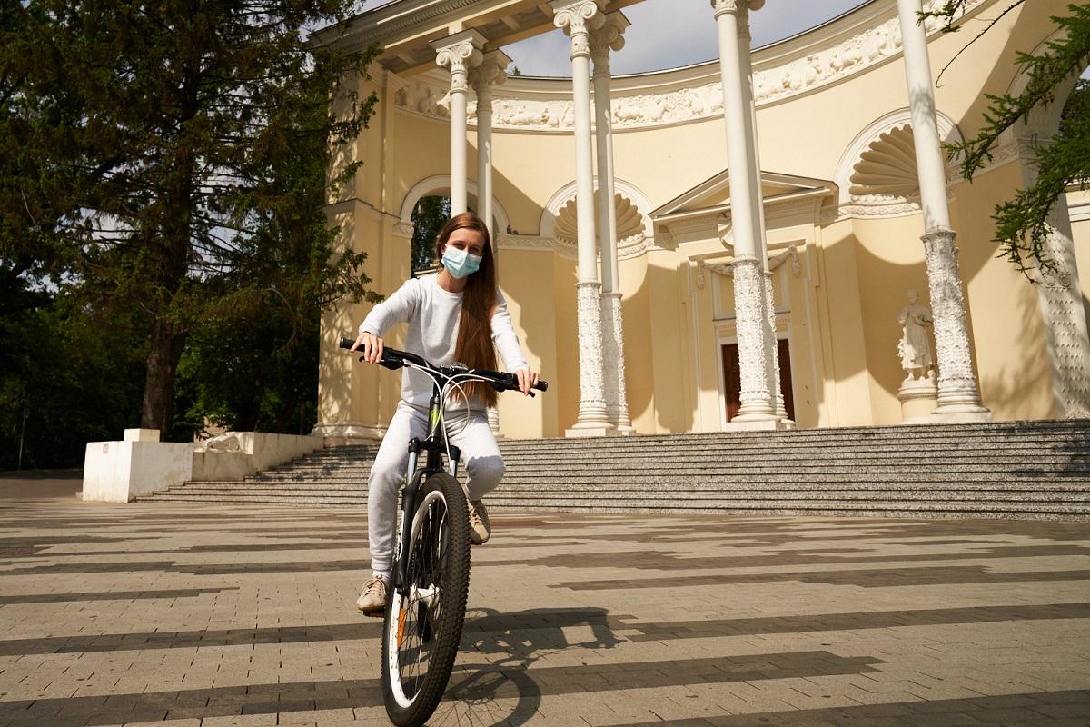 На ВДНХ продлили сезон проката велосипедов, самокатов и экотакси