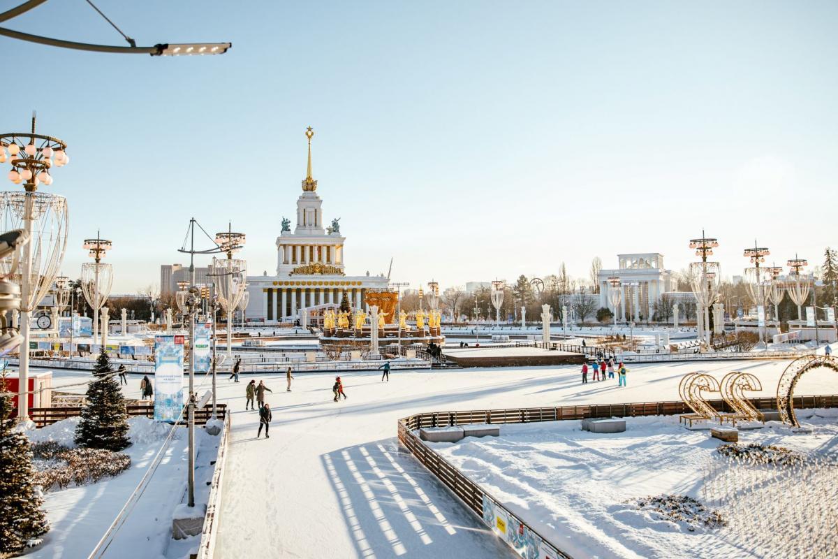 На коньках, «ватрушках» и лыжах: чем еще можно заняться в последние дни зимы на ВДНХ