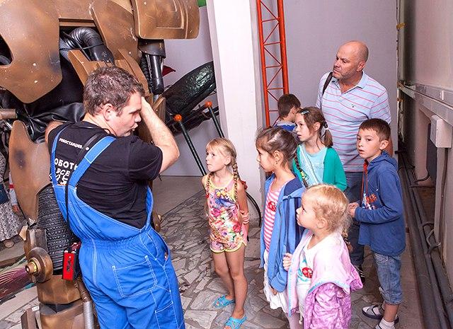 Алексей Кортнев сводил детей на выставку сверхтехнологий